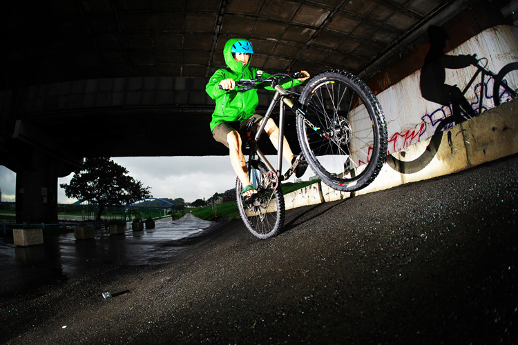 MTB マウンテンバイク YAMADORI 2nd 26 多摩川河原サイクリングロード 朝練バンクでテイルタップ