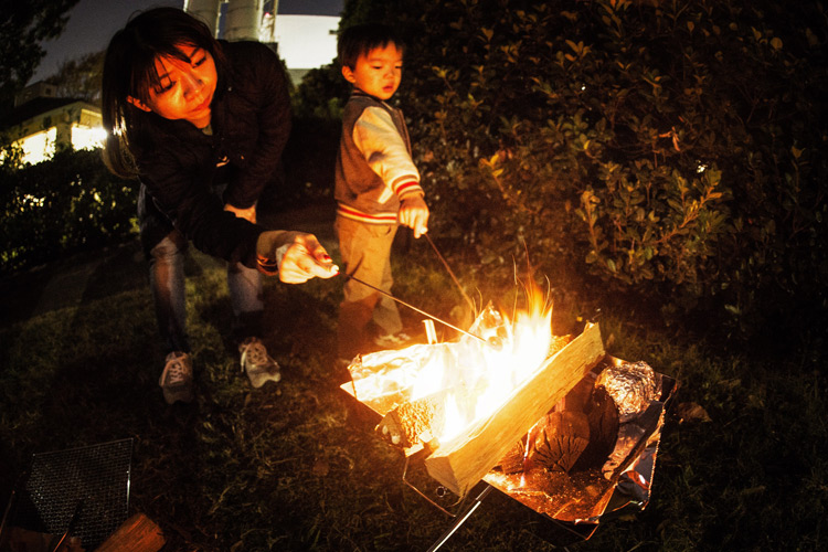 城南島海浜公園でオートキャンプ 焚き火でソーセージや焼きマシュマロを焼いて食べる奥さんと叶大