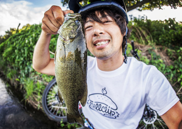 多摩川 朝活BIKE&FISHで釣れたスモールマウスバス FULLCLIP Tシャツ
