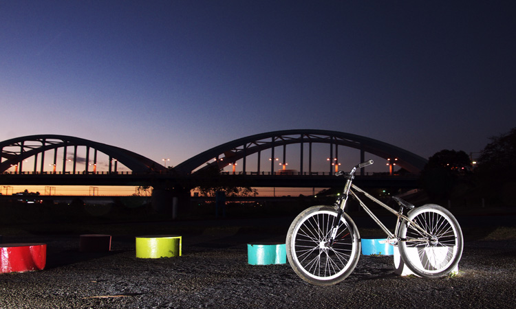 夕方の河原のMOZUバイク