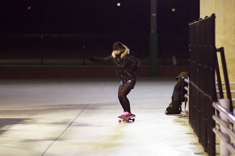 新横浜スケートパークで初スケートする奥さん