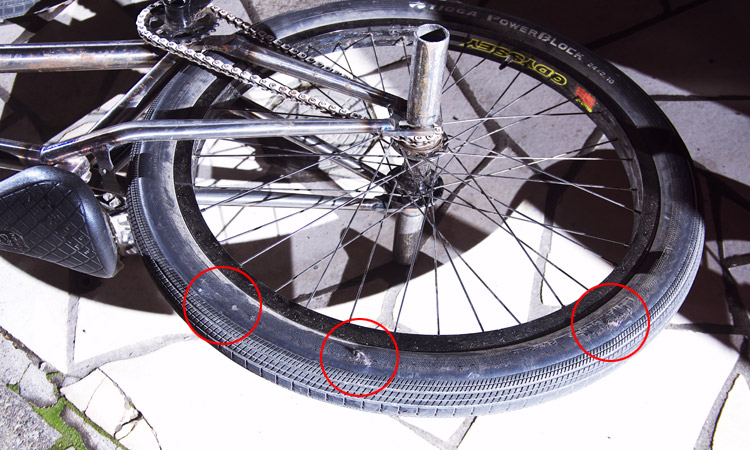 タイヤのサイドウォール修理：裂け箇所を確認