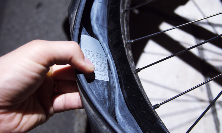 タイヤのサイドウォール修理：裏から樹脂製カードを傷に貼ります