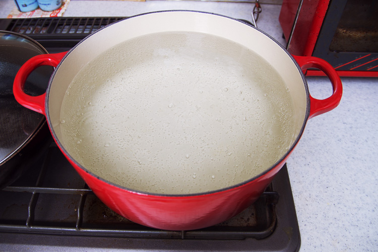 ル・クルーゼの大きな鍋で大量のお湯を沸騰させる
