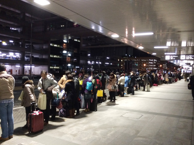羽田空港の終電を逃した人達の長蛇のタクシー待ちの列