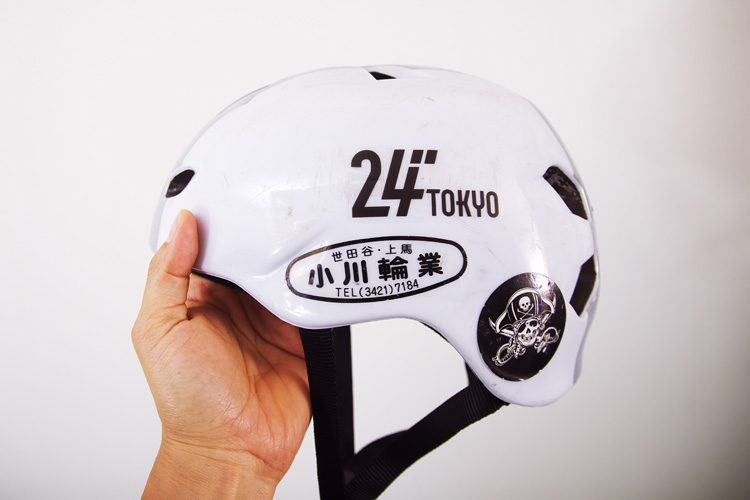 「24"TOKYOステッカーを貼ったbernのヘルメット