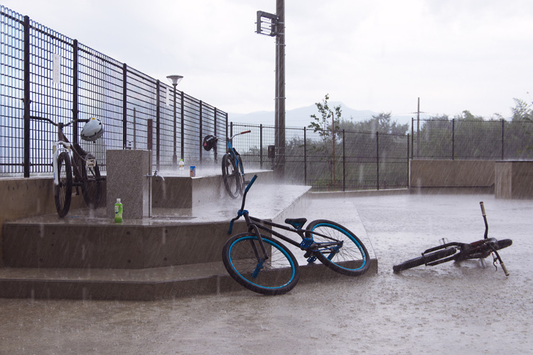 三才スケートパークで土砂降りの中野バイク