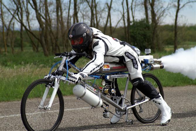 フランスのフランソワ・ギッシーさんが水蒸気の力を利用して加速する「ロケットエンジン」を積んだ自転車