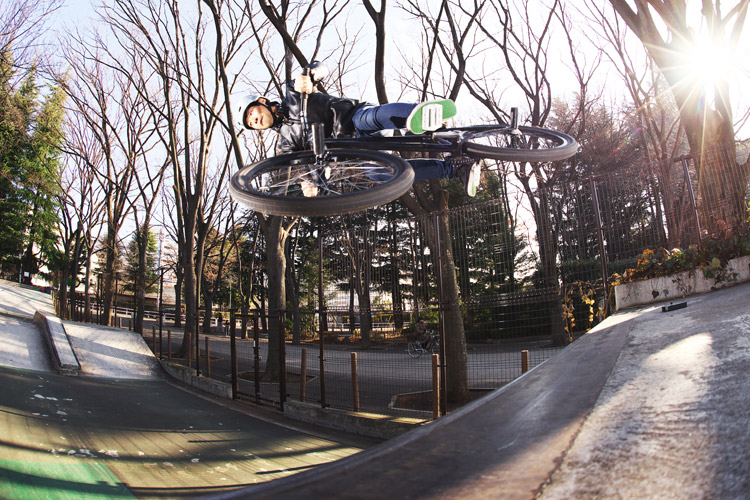 世田谷公園SLスケートパークでサモ自分撮りエアターン