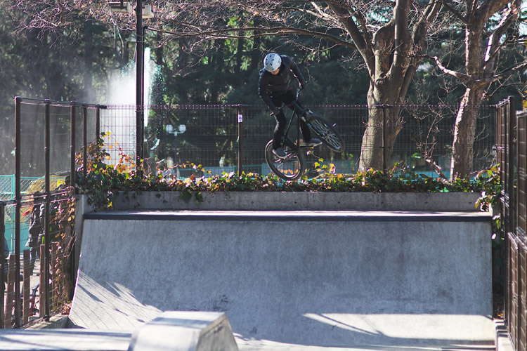 世田谷公園SLスケートパークで360練習をするサモ