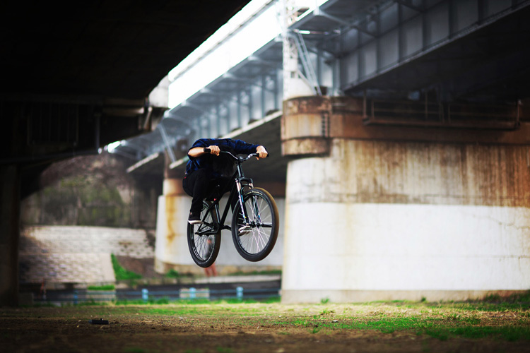 MTB マウンテンバイク SHAKA 多摩川河原サイクリングロード バニーホップ