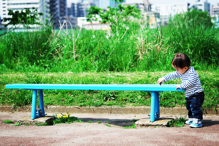 多摩川河原のベンチで遊ぶ叶大