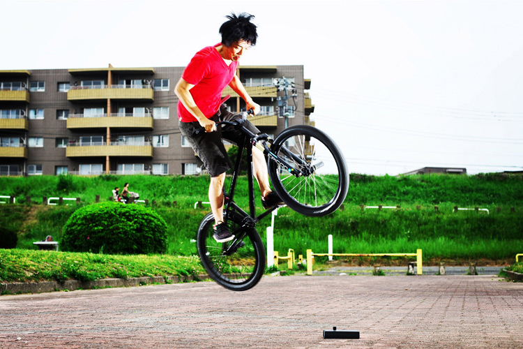 MTB マウンテンバイク SHAKA 多摩川河原サイクリングロード バニーホップ180