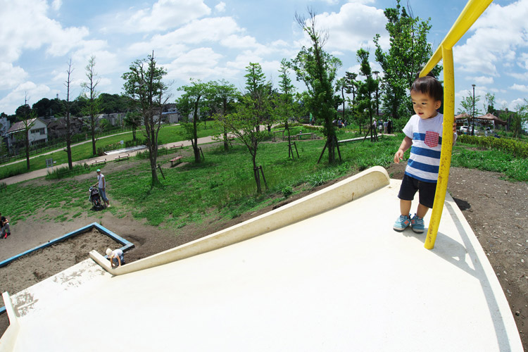 二子玉川公園の滑り台で遊ぶ叶大