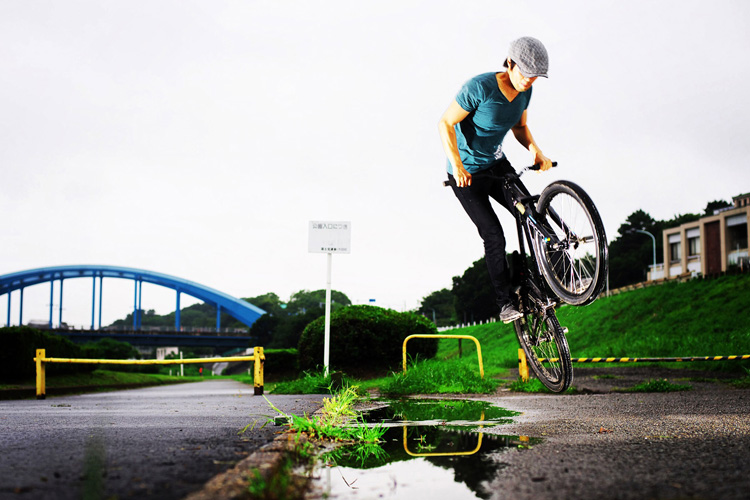 MTB マウンテンバイク SHAKA 多摩川河原サイクリングロード 水たまり超えバニーホップ180