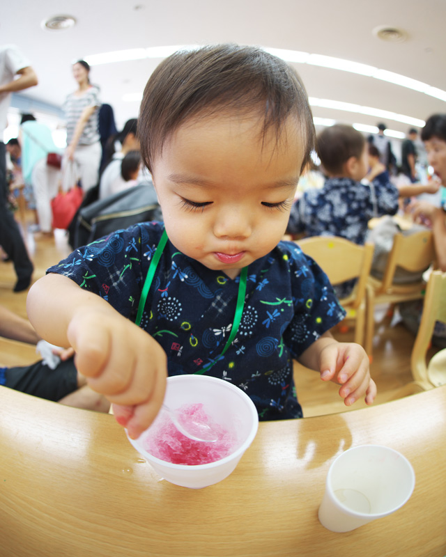 昔通っていた羽田空港にある保育園アンジュの夏祭りにお邪魔してかき氷を食べる叶大