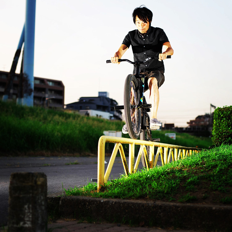 MTB マウンテンバイク SHAKA 多摩川河原サイクリングロード レールフィーブルグラインド