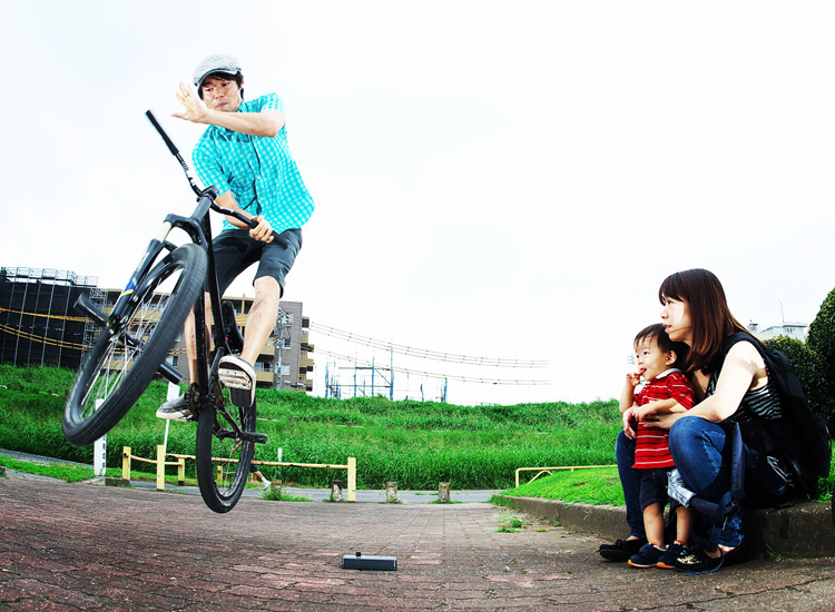 MTB マウンテンバイク SHAKA 多摩川河原サイクリングロード 叶大と奥さんの目の前でバニーホップバースピン