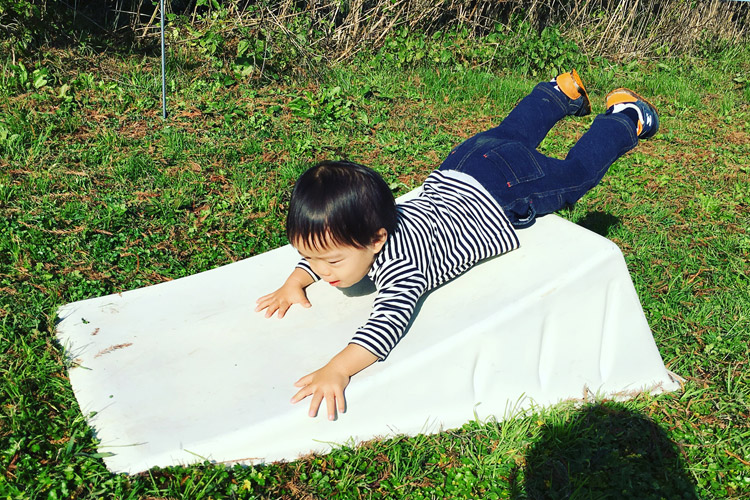 秋ヶ瀬のバイクロア5ジャンプ体験会＆講習会エリアでジャンプランプで遊ぶ息子