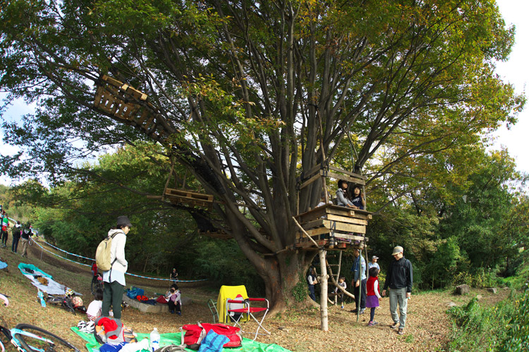 秋ヶ瀬のバイクロア5の目玉の1つだったツリーハウス