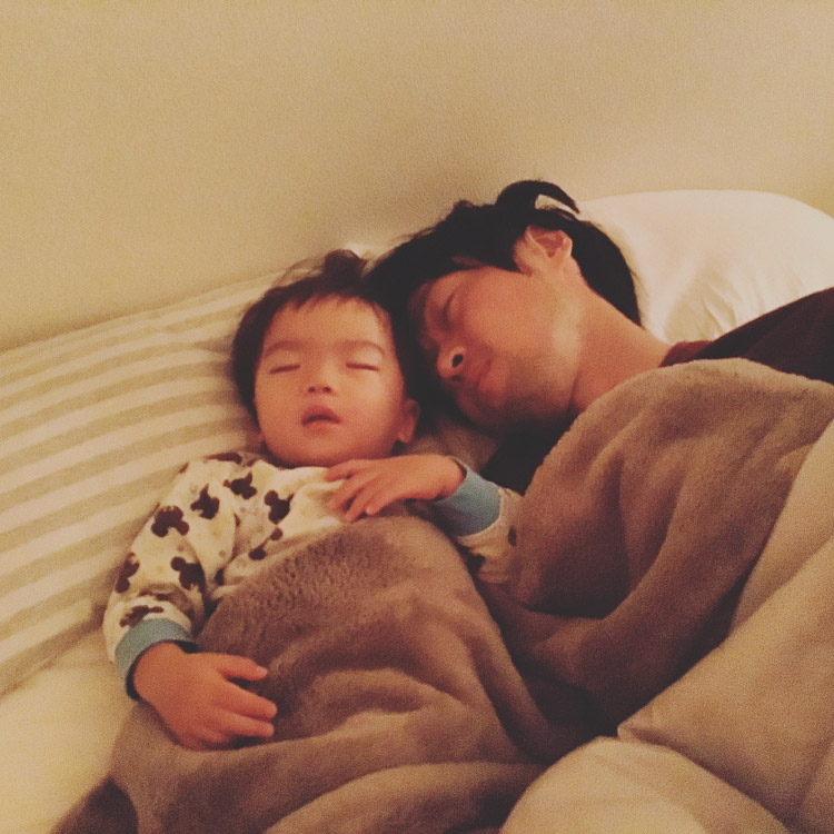 息子と一緒に眠るサモ