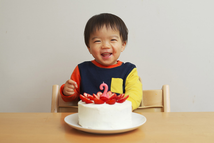 2歳の誕生日でバースデーケーキを前にする叶大