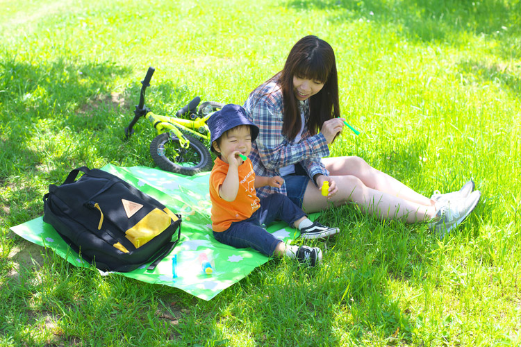 家族で多摩川河原でピクニック