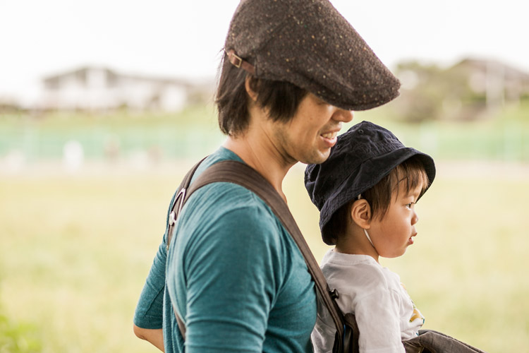 編集者・フォトグラファー石川望さんに多摩川河原で撮っていただいた家族写真