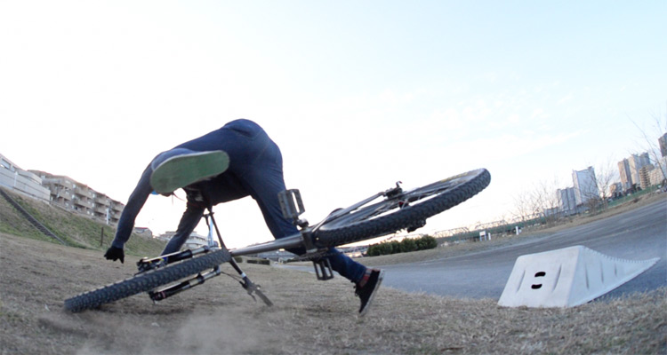 croMOZU275 3rd TEST多摩川河原サイクリングコース 携帯ジャンプランプでの斜め刺しバニーホップ360練習で転倒し曲がるカーボンハンドルバー