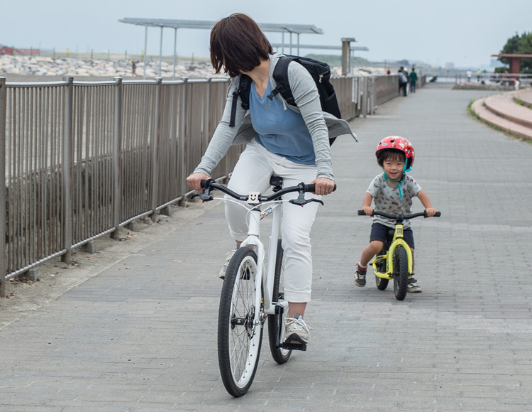 城南島海浜公園でランバイクCOMMENCAL RAMONES 12に乗る叶大と小鉄に乗る奥さん