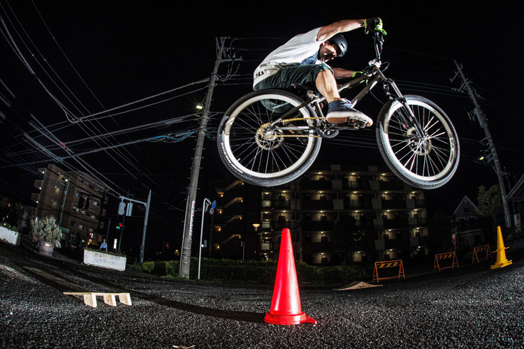 「スポーツバイクファクトリーふじみ野スズキ」で毎週金曜夜に開催されている「サタジュク」の佐多さんの縦コーン超えバニーホップ