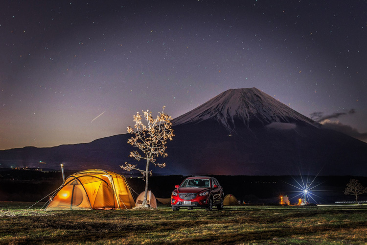 麓キャンプ場（ふもとっぱら）でオートキャンプ 夜景 夜の富士山