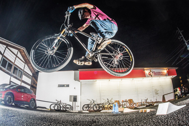 スポーツバイクファクトリーふじみ野スズキ 毎週金曜夜に開催 サタジュク 益子さんジャンプ