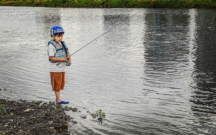 多摩川河原 BIKE&FISH オイカワ釣りをするミナト君
