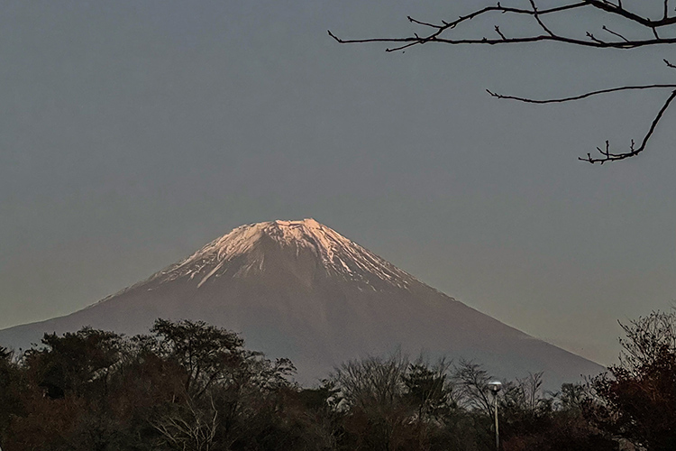 朝霧高原もちやキャンプ場 赤富士 富士山